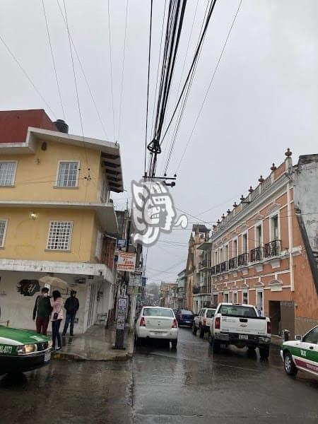 Un riesgo, ‘telaraña’ de cables y postes dañados en calles de Xalapa