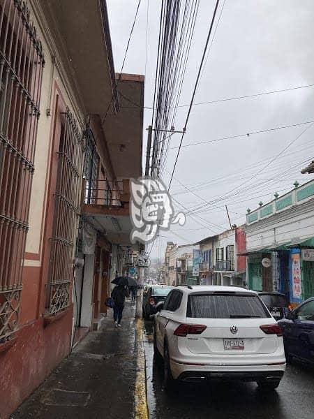 Un riesgo, ‘telaraña’ de cables y postes dañados en calles de Xalapa