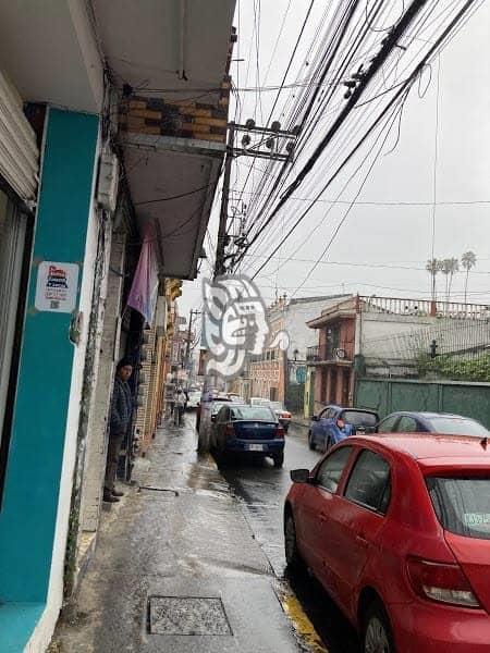 Un riesgo, ‘telaraña’ de cables y postes dañados en calles de Xalapa