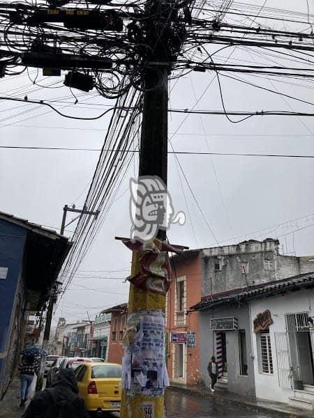 Un riesgo, ‘telaraña’ de cables y postes dañados en calles de Xalapa