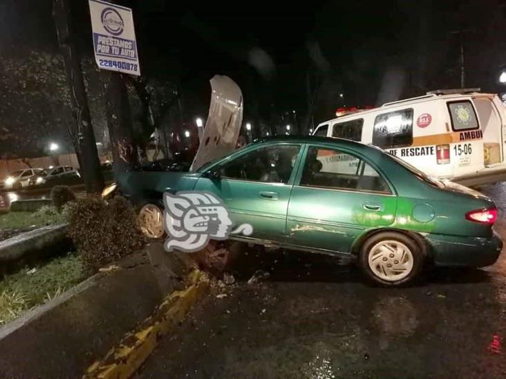 Terminan su parranda chocando contra camellón de la avenida Xalapa