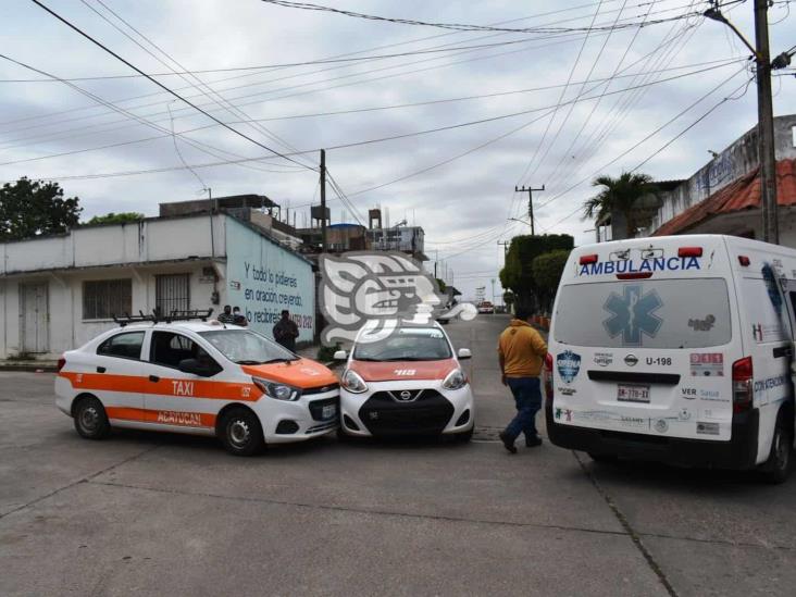 Choque de taxis deja un herido en Acayucan