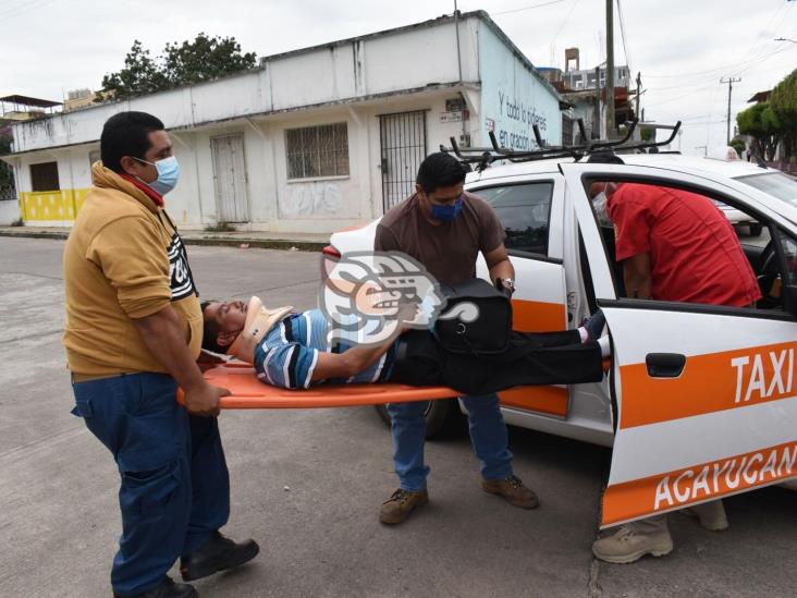 Choque de taxis deja un herido en Acayucan