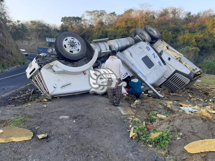 Aparatoso accidente en la pista Tinaja - Cosamaloapan