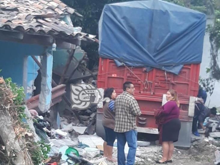 Tráiler choca contra casa tras ser rafagueado en Cotaxtla; hay dos mujeres muertas