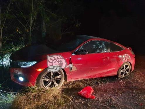 A balazos, matan a una mujer dentro de un automóvil en Coatzintla