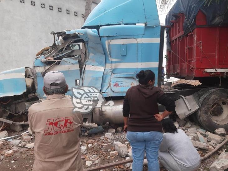 Tráiler choca contra casa tras ser rafagueado en Cotaxtla; hay dos mujeres muertas