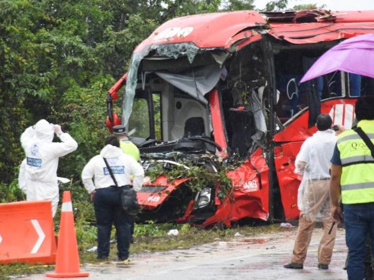Al menos 8 turistas mueren en accidente de autobús contra un camión en México