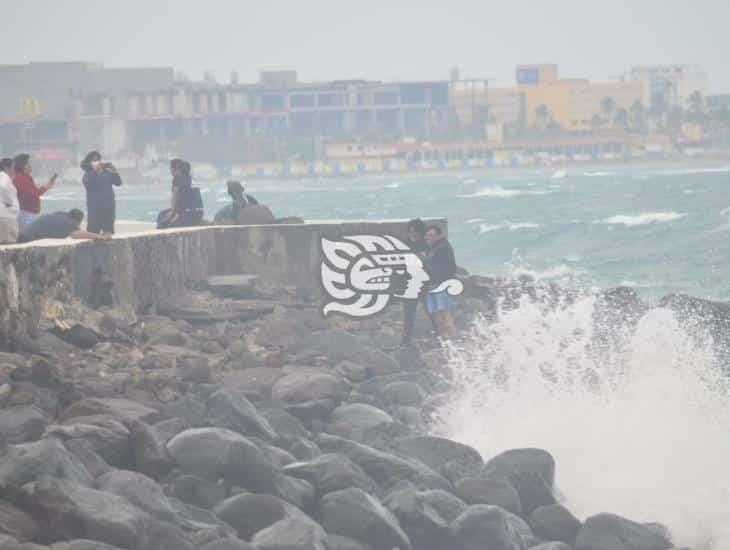 ¡Con todo y norte! Turistas visitan playas de la zona conurbada