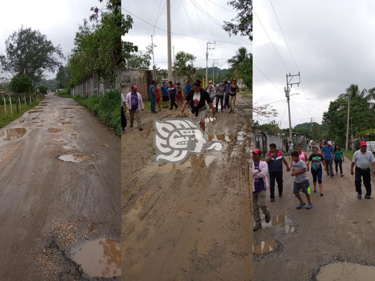 Unidades pesadas y lluvias destrozan calle en Nuevo Teapa