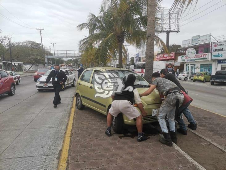 Automovilista se estrella contra palmera en Ejército Mexicano