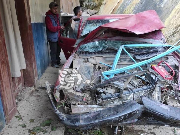 Cae vehículo en vivienda de Astacinga; una mujer resulta lesionada