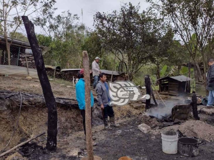 Familia humilde ve reducida a cenizas su vivienda en Misantla