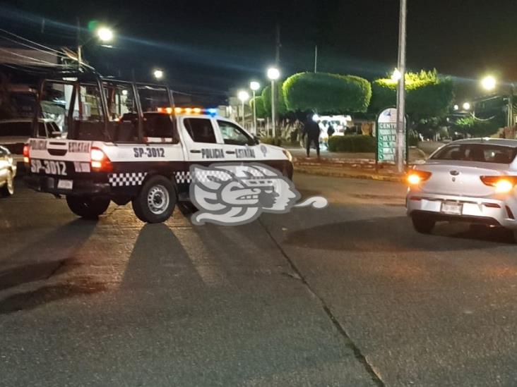 Motociclista provoca accidente al pasarse semáforo en rojo