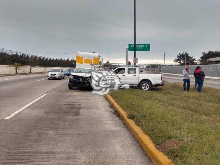 Se impactan dos camionetas en boulevard Fidel Velázquez