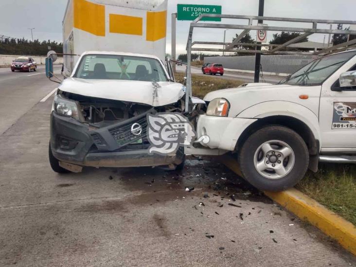 Se impactan dos camionetas en boulevard Fidel Velázquez