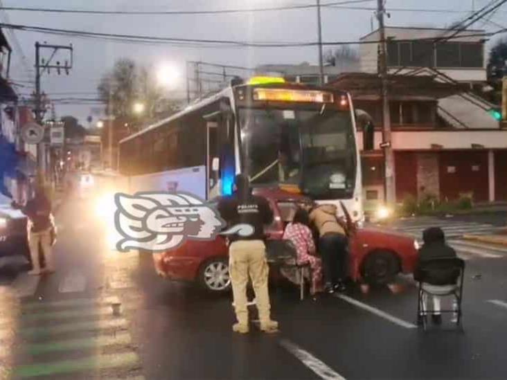 Choque entre autobús de pasajeros y un auto en Xalapa deja tres personas lesionadas