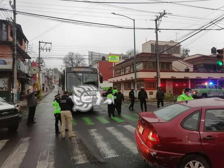 Choque entre autobús de pasajeros y un auto en Xalapa deja tres personas lesionadas