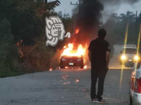 Se incendia vehículo en carretera Nanchital-Las Choapas