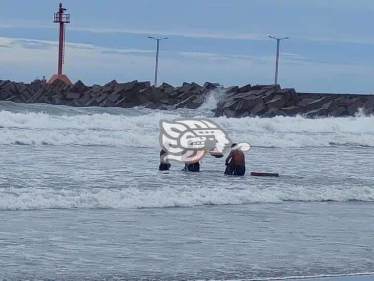 Rescatan a pescador en playa de Boca del Río