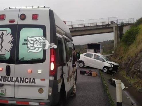 Auto derrapa en el libramiento de Xalapa