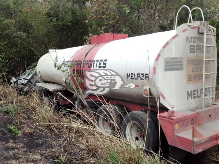 Vuelca pipa con melaza en autopista tramo Acayucan — San Juan