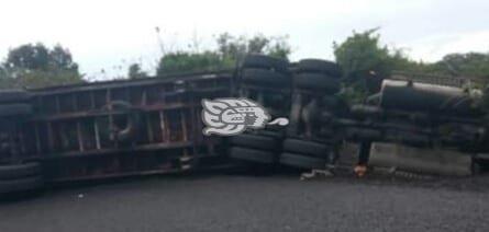 Vuelca tráiler cargado con chatarra sobre el tramo Cardel-Poza Rica