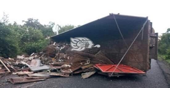 Vuelca tráiler cargado con chatarra sobre el tramo Cardel-Poza Rica