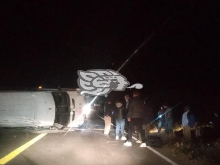 Camioneta de transporte turístico vuelca en municipio El Viejón