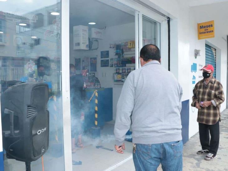 Sanitizan comercios en Cempoala