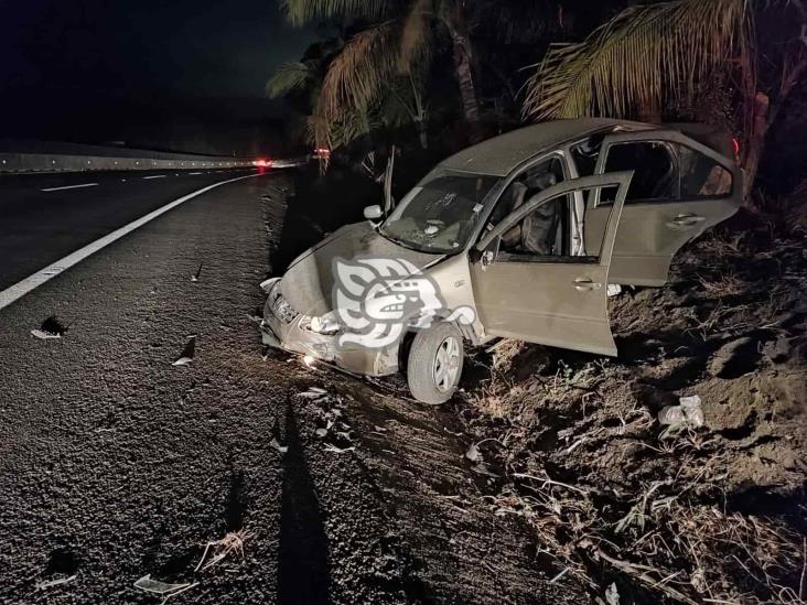 Volcadura de automóvil en la Cardel-Veracruz deja tres personas lesionadas