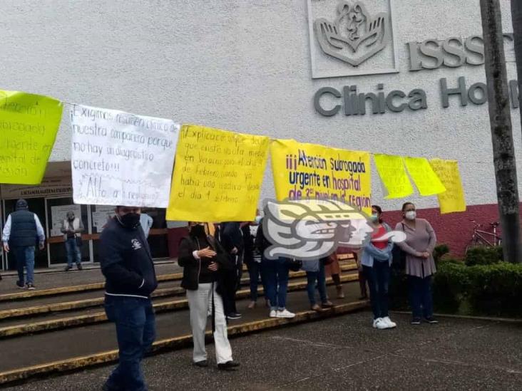 Protestan por mala atención a maestra de educación indígena por parte del ISSSTE