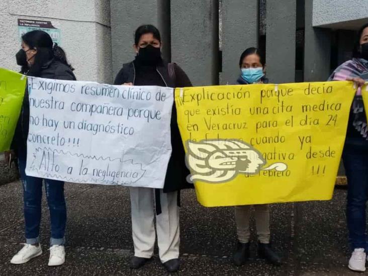 Protestan por mala atención a maestra de educación indígena por parte del ISSSTE