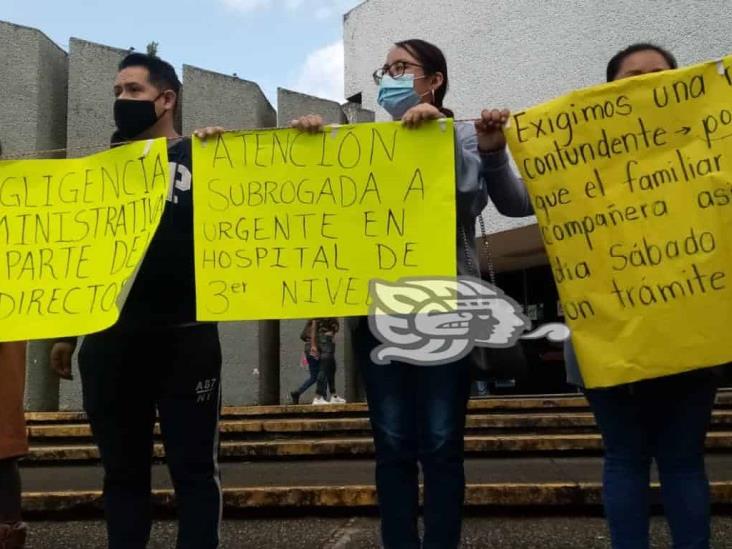 Protestan por mala atención a maestra de educación indígena por parte del ISSSTE