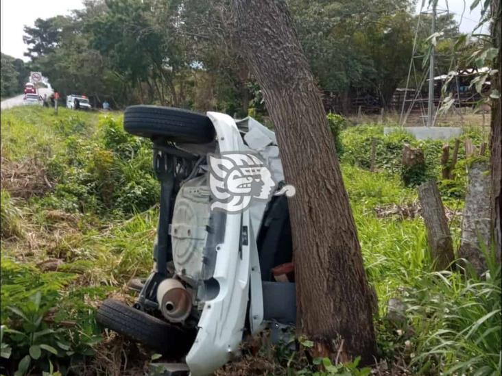 Vuelca vehículo en carretera de Vega de Alatorre