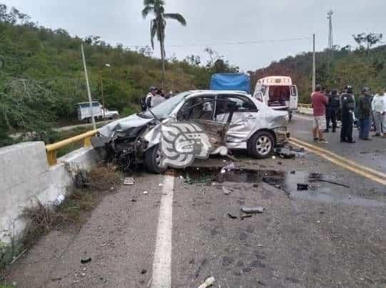 Choca automóvil y camioneta en la Poza Rica-Cardel; dos personas lesionadas