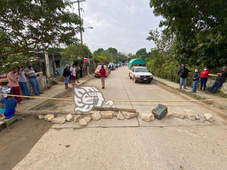 Reclaman rehabilitación de puente en zona rural de Minatitlán; temen colapso