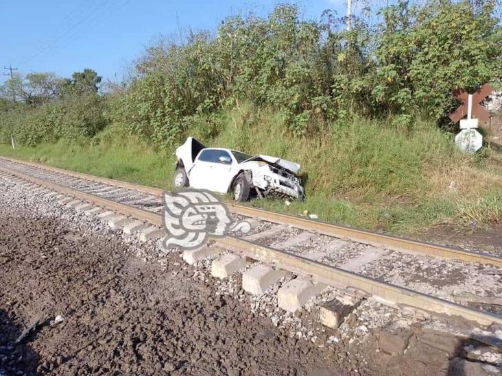 Por querer ganarle el paso, camioneta es embestida por tren en Ixtaczoquitlán