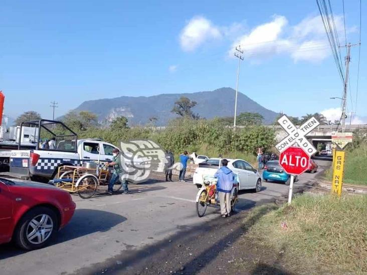 Por querer ganarle el paso, camioneta es embestida por tren en Ixtaczoquitlán