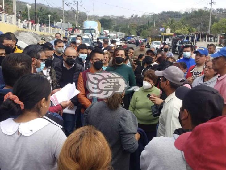 Dueños de balnearios acaparan agua de plan del Río, acusan; bloquean carretera