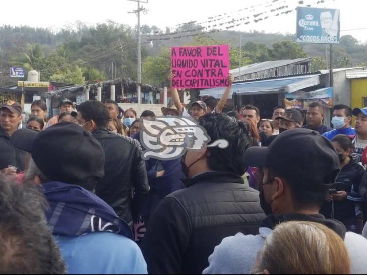 Dueños de balnearios acaparan agua de plan del Río, acusan; bloquean carretera