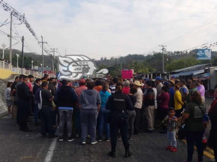 Dueños de balnearios acaparan agua de plan del Río, acusan; bloquean carretera