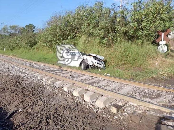 Por querer ganarle el paso, camioneta es embestida por tren en Ixtaczoquitlán