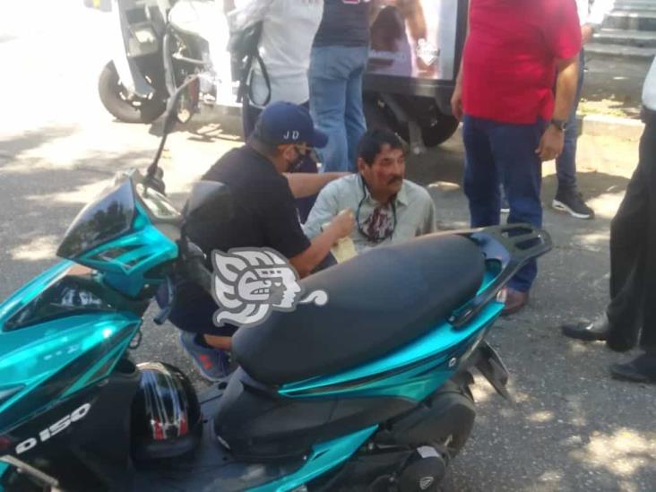 Taxista impacta a motociclista en el centro de Coatzacoalcos