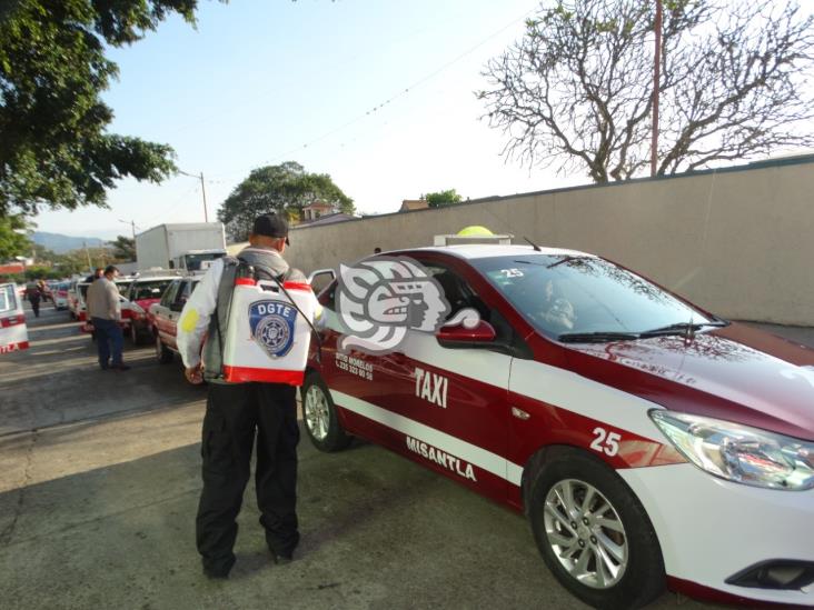 Desinfectan unidades de transporte público en Misantla