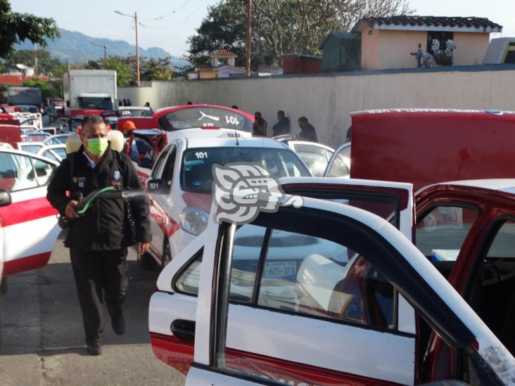 Desinfectan unidades de transporte público en Misantla