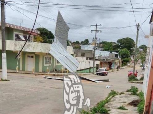 Vuelan láminas en Minatitlán por efectos de Frente Frío 29