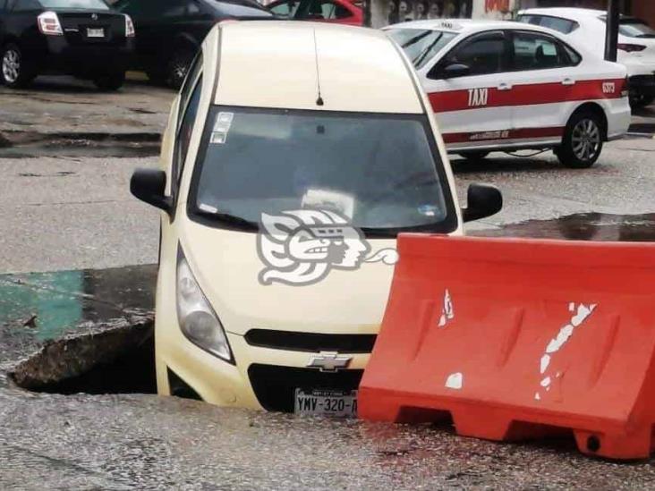 Vehículo cae a socavón en la Playa Sol de Coatzacoalcos