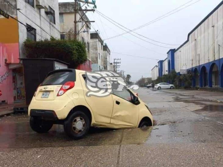 Vehículo cae a socavón en la Playa Sol de Coatzacoalcos