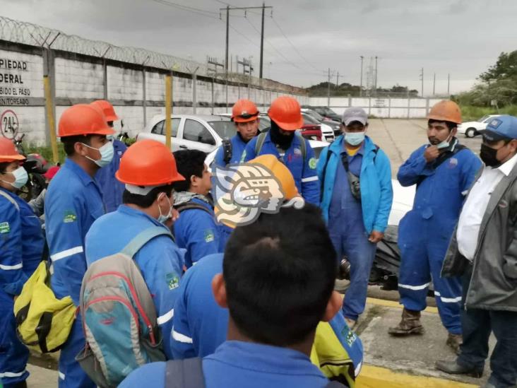 Obreros se manifiestan contra compañía por incumplimiento de pago